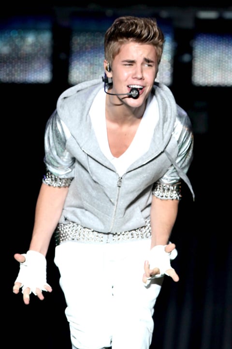Justin Bieber dio paso a temas como “Up”, “Somebody to love”, “Eenie meenie” y “Live my life”, con los cuales complació a las jóvenes, algunas de ellas utilizaron playeras moradas por el color favorito de su ídolo.