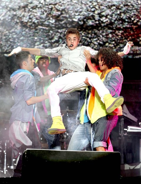 A Bieber sólo le faltaron alas para volar en el escenario, porque se deslizó sobre el piso, se aventó al suelo, bailó, saltó y hasta se hincó.