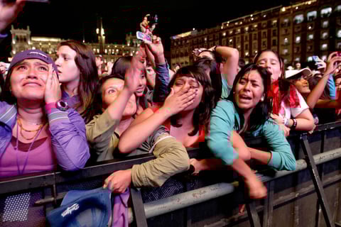 En cuanto apareció en el escenario, a las 21:05 horas, y comenzó a cantar Baby, el brincoteo de la audiencia cimbró los alrededores.