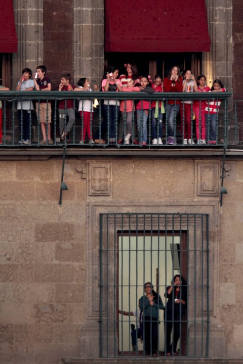 Seguidoras se podían apreciar en las fachadas frente al Zócalo.