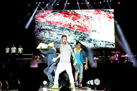 Justin Bieber provocó un verdadero temblor en pleno Zócalo capitalino al desatar la euforia de miles de fans que disfrutaron el show gratuito que ofreció el ídolo juvenil.