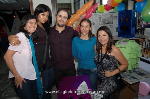 12062012 KARLA,  Janeth, Adrián, Carolina y Elisa, fueron captados por la lente de El Siglo en reciente festejo social.