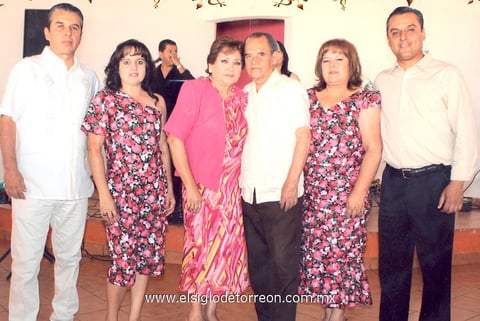 13062012 SRA.  Martha García de Muñoz festejando su cumpleaños junto a su esposo Fernando, sus hijos Fernando, Blanca, Mayela y César.