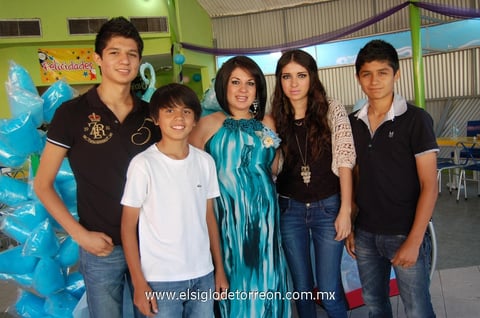13062012 CONSUELO  Hernández de Ávila en su fiesta de canastilla acompañada de sus hijos Carlos, Francisco, Jocelyne y Hugo.