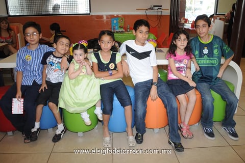 12062012 MICHELLE  Noé Rivas en su cumple con Brandon, Diego, Ana, Maury, Valeria y José.