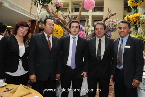 13062012 ANA CRISTINA  Romo, Marcelo Hernández, Nicolás Papadópulos, Ricardo Serrano y Óscar Flores, dieron a conocer el nuevo concepto en desayunos en el restaurante del Hotel Marriot.