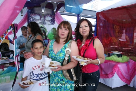12062012 JUAN  Carlos Gaytán Torres, Anabel Torres de Gaytán y Lety Gaytán.