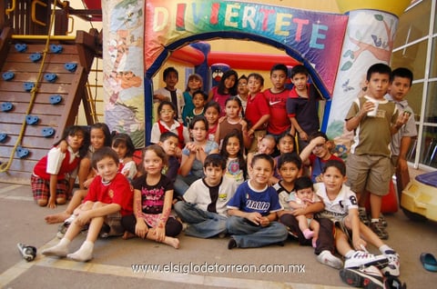 14062012 JESúS  Xavier Ciprés Tello en compañía de los invitados a su fiesta de cumpleaños.