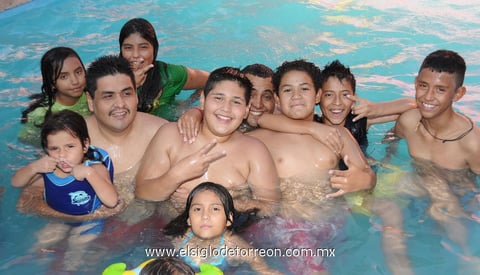 14062012 VíCTOR HUGO  Llanas en compañía de sus familiares en su cumpleaños número doce.