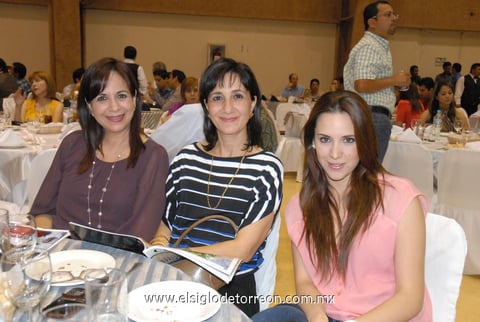 14062012 CLAUDIA , Miriam y Lupita, fueron captadas por la lente de El Siglo en reciente festejo social.