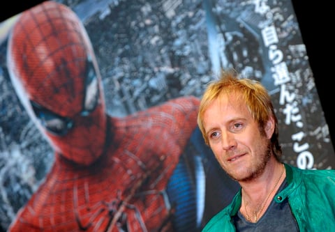 El actor Rhys Ifans posa para los fotógrafos a su llegada al estreno mundial de la película "Amazing Spider-Man" en Tokio (Japón).