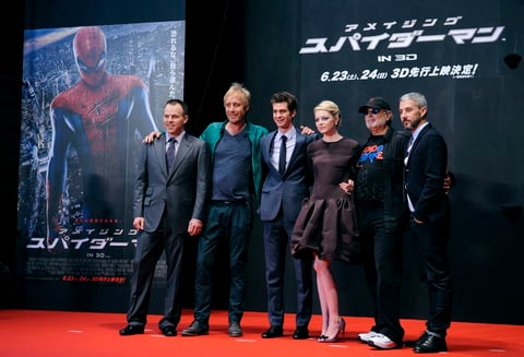 El director estadounidense Marc Webb, posa con el actor galés Rhys Ifans, los actores estadounidenses Andrew Garfield y Emma Stone, y los productores Avi Arad y Matt Tolmach a su llegada al estreno mundial de la película "Amazing Spider-Man" en Tokio.
