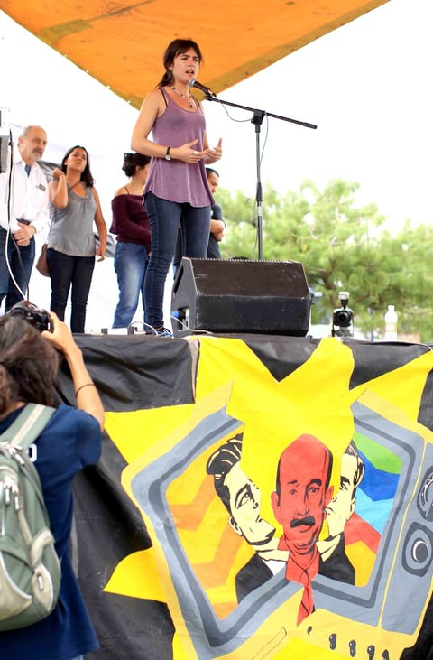 La representante de la Federación de Estudiantes de Chile, mencionó que en Latinoamérica se levantan grandes movimientos sociales que ponen en jaque al sistema, pero luego se repliegan porque no saben cómo avanzar.