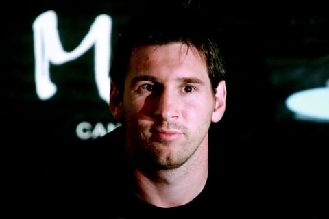 El argentino Lionel Messi se disculpó ante la afición, tras haber llegado un día después de lo previsto por una falla en el avión que lo transportaba a la Copa Mundo Maya.
