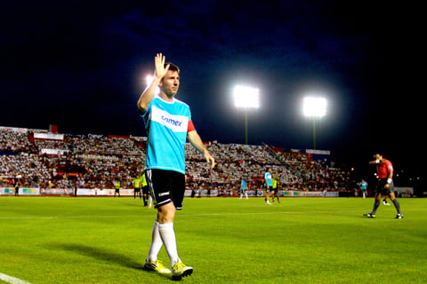 El mejor jugador de futbol en el mundo en la actualidad, el argentino Lionel Messi, no defraudó a miles de fanáticos que lo ovacionaron en el estadio Andrés Quintana Roo.