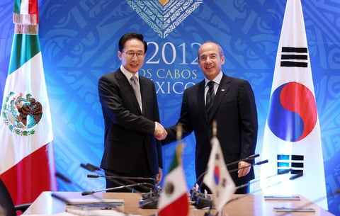 El presidente surcoreano, Lee Myung-bak se reunió con el presidente Felipe Calderón en Los Cabos.