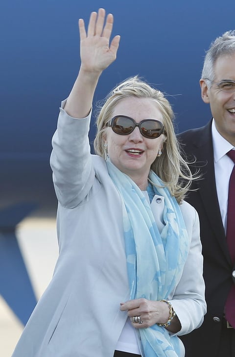 La secretaria de Estado de Estados Unidos, Hillary Clinton, saludó a su llegada a México.