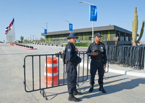 En la zona ya se instaló un Centro de Mando Operativo que coordinará a las fuerzas federales, estatales y municipales, para garantizar la seguridad de los asistentes, con una movilización de recursos que incluirá aviones no tripulados, tres helicópteros Black Hawk y más de dos mil 500 policías.