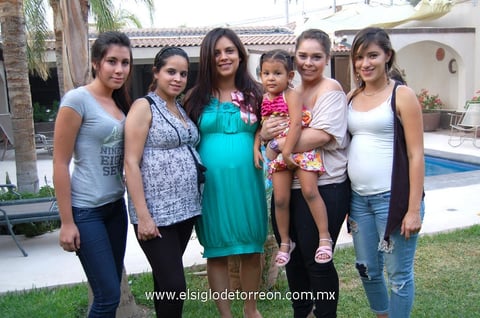 18062012 LORENA  Reyes de Plata en su festejo de canastilla junto a Cibi, Sofía, Camila, Priscila y Daniela.