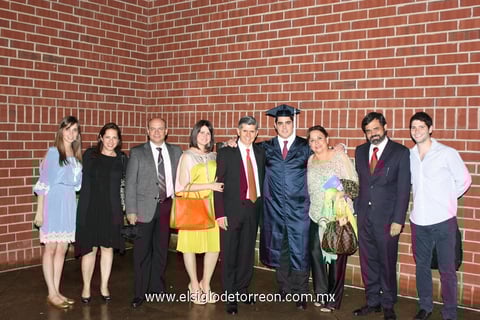 17062012 JAIME  acompañado de su familia al concluir la ceremonia.