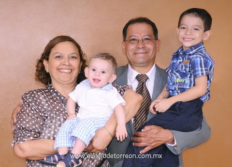 18062012 BLANCA  y Javier con sus nietos Iker y Carlos André.