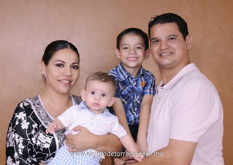 17062012 ANDREA IVONNE  y Carlos Javier junto a sus hijos Iker y Carlos André.