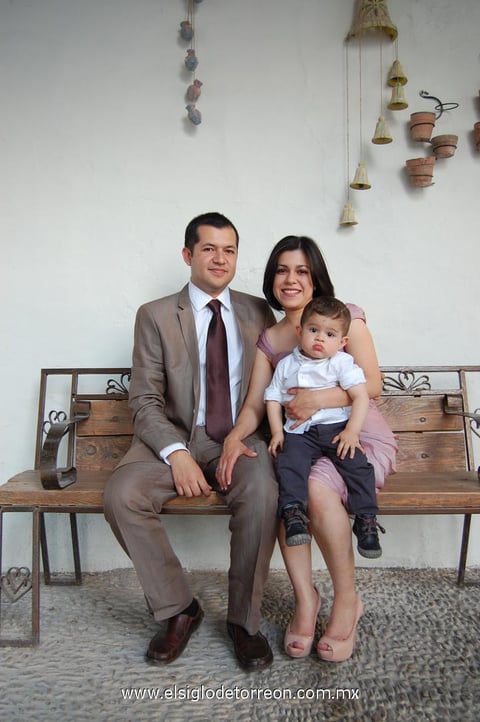 17062012 MIGUEL ALONSO  Alfaro acompañado de sus papás Lorena y Miguel.