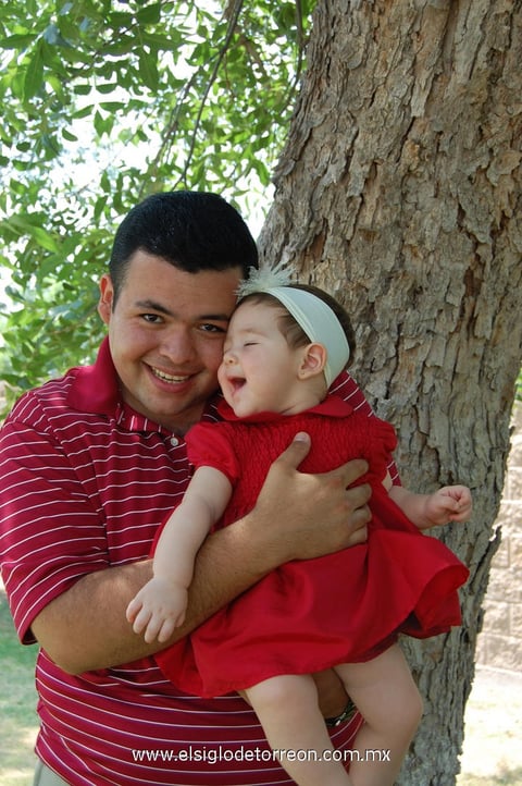 17062012 CARLOS  Adame con su pequeña hija Felisa Valentina.