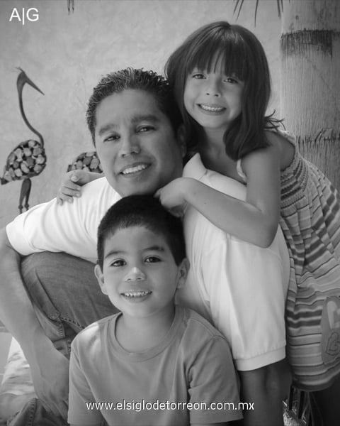 17062012 ANA REGINA  y Diego con su papá Adolfo Vargas.