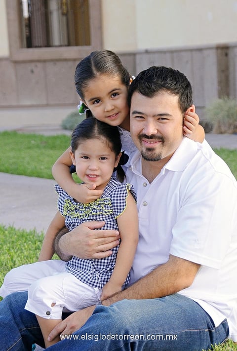 17062012 EMMA  y Bety con su papi Víctor Hayakawa.