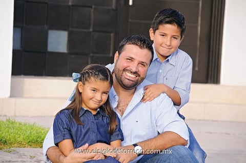 17062012 ARTURO  Ortiz, orgulloso papá de Natalia y Juan Pablo.