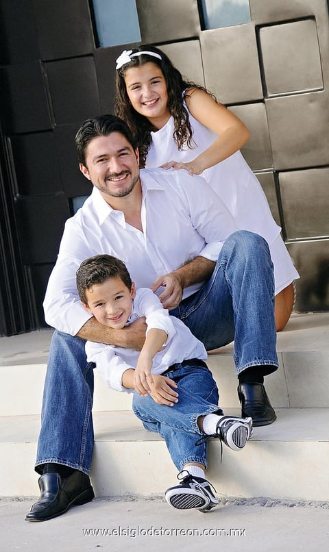 17062012 EDUARDO  Acosta con sus hijos Lalo y Regina.