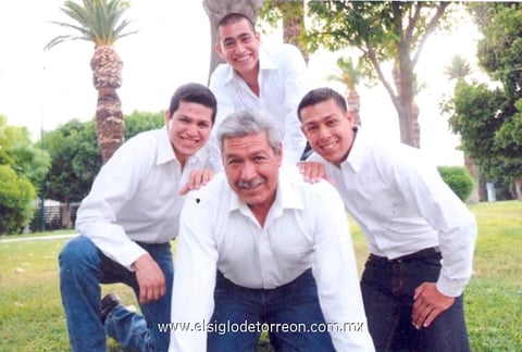 17062012 GERARDO  Márquez con sus hijos Gerardo, Alan e Isaac Márquez Serafín, festejando el Día del Padre.