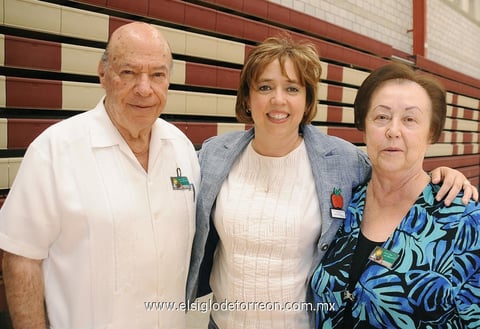 17062012 MARTHA  Argüelles con sus papás Jose Luis y Aída Argüelles, en una fotografía con motivo del Día del Padre.
