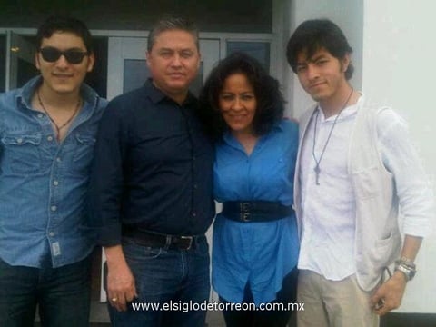 16062012 ARTURO  y Tricia recibieron a sus hijos Roberto y Arturo, quienes llegaron después de un largo viaje.
