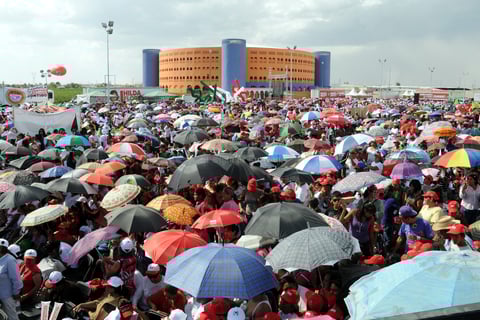 "Hoy estoy aquí en Coahuila, en la Laguna y también me voy a comprometer con ustedes", dijo el mexiquense ante unos 33 mil simpatizantes que se concentraron en la explanada del Coliseo Centenario.