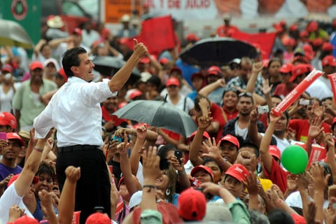 Exhortó a sus seguidores a no aflojar el paso y seguir impulsando las propuestas de los candidatos del PRI que sacarán al país de la crisis que enfrenta.