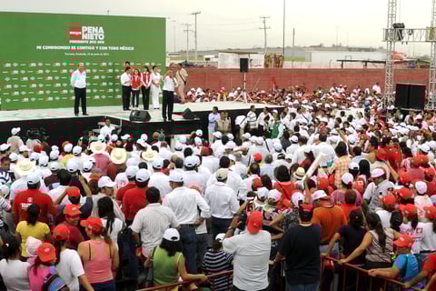 El candidato presidencial, llegó acompañado del gobernador de Coahuila, Rubén Moreira Valdés; de su esposa Angélica Rivera y de los candidatos a senadores y diputados federales en Coahuila.