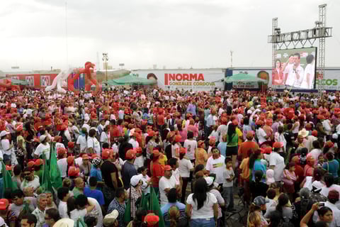 Alrededor de 40 mil personas llegaron a Torreón procedentes de municipios laguneros y de otras partes del estado, que en todo momento vitorearon al candidato del PRI.