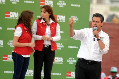 Precedido de una tolvanera, lluvia y rachas de viento de hasta 60 kilómetros por hora que derribaron el escenario minutos antes de su presentación en el estacionamiento del Coliseo Centenario, Peña Nieto expresó que “hoy me comprometo en todo México y mañana les voy a cumplir, tengo experiencia”.