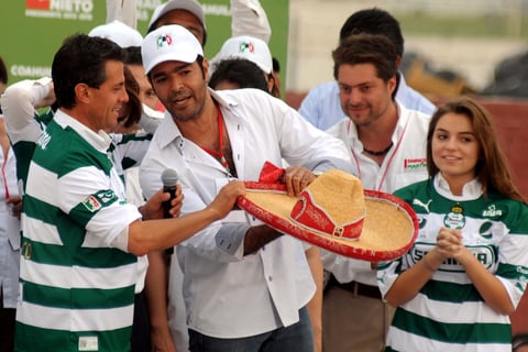 El cantante lagunero Pablo Montero regaló un sombrero de charro al aspirante presidencial del PRI.