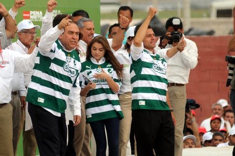 El aspirante presidencial y sus acompañantes se pusieron la camiseta del actual campeón del futbol mexicano, Santos Laguna, que tiene como sede esta ciudad.