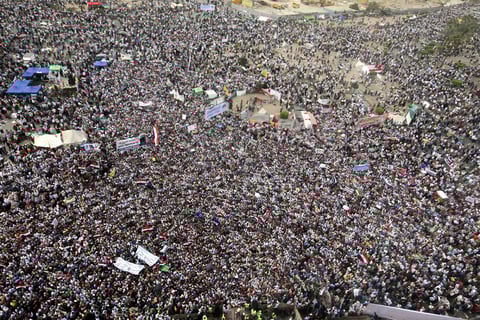 Tras 18 días de protestas incesantes por una abrumadora mayoría de la población, Hosni Mubarak, el único presidente que han conocido dos generaciones de egipcios, se vio obligado a dimitir el cargo que ocupó a lo largo de las últimas tres décadas.