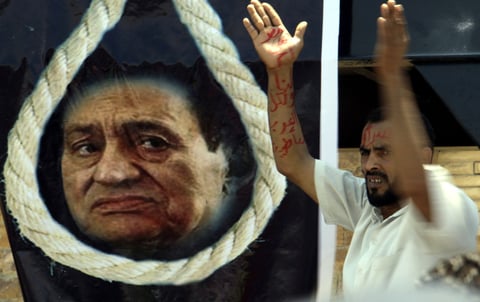 El ex jefe de Estado fue condenado a cadena perpetua por la represión a las revueltas contra su régimen registradas a principios del año 2011, que dejó unos 850 muertos.