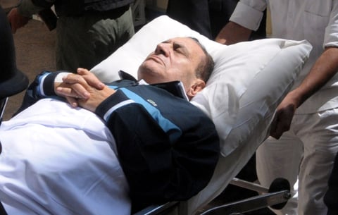 El expresidente egipcio Hosni Mubarak, de 84 años, condenado a prisión perpetua por la represión a las movilizaciones populares del año pasado, fue declarado con “muerte clínica”.