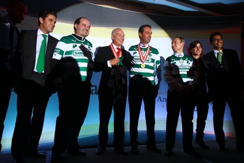 Jesus Quirce, Leopoldo Garza, Carlos Slim y Carlos Gomez recibieron una playera del Santos Laguna como regalo del club. (Jam Media)