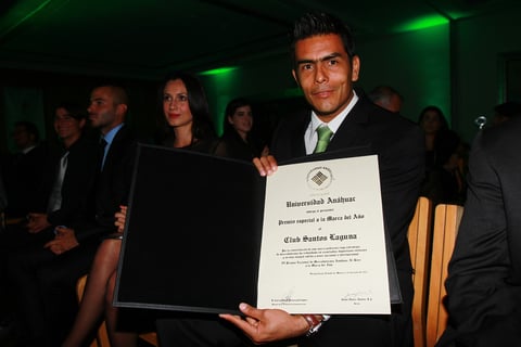 Oswaldo Sánchez muestra la certificación como Marca del Año. (Jam Media)