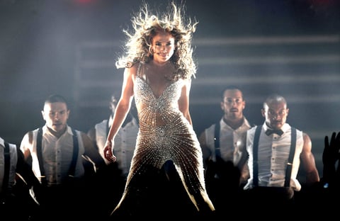 A ritmo de baladas, funky y pop, la estadounidense Jennifer López derrochó sensualidad en el tercer concierto de gira "Dance again" que la llevó a Santiago de Chile.