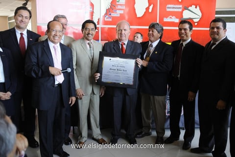 19062012 LIC. ENRIQUE  Huber, del Colegio de Abogados de La Laguna, fue homenajeado por la Universidad del Valle de México y las Facultades de Derecho de la región.