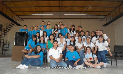 20062012 ALUMNOS  de la E.S.T 77 llevaron alegría y regalos a niños y ancianos; entregaron mil pañales con la venta de dulces que ellos mismos elaboraron. El objetivo de estas actividades es fomentar el bienestar en las personas menos favorecidas; y en los alumnos los valores de solidaridad, amistad, respeto, amor, compañerismo y trabajo.